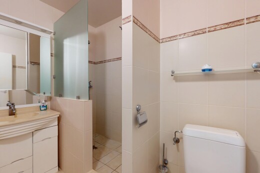 salle de bains avec inside property, salle de bain complète, douche, lavabo (ou coiffeuse selon le contexte), et miroir