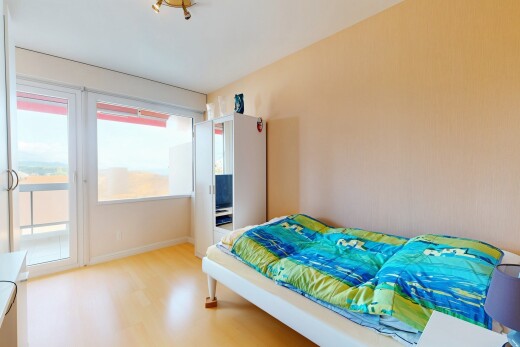 chambre avec natural light, lumière naturelle, inside property, drywall, et cloison sèche