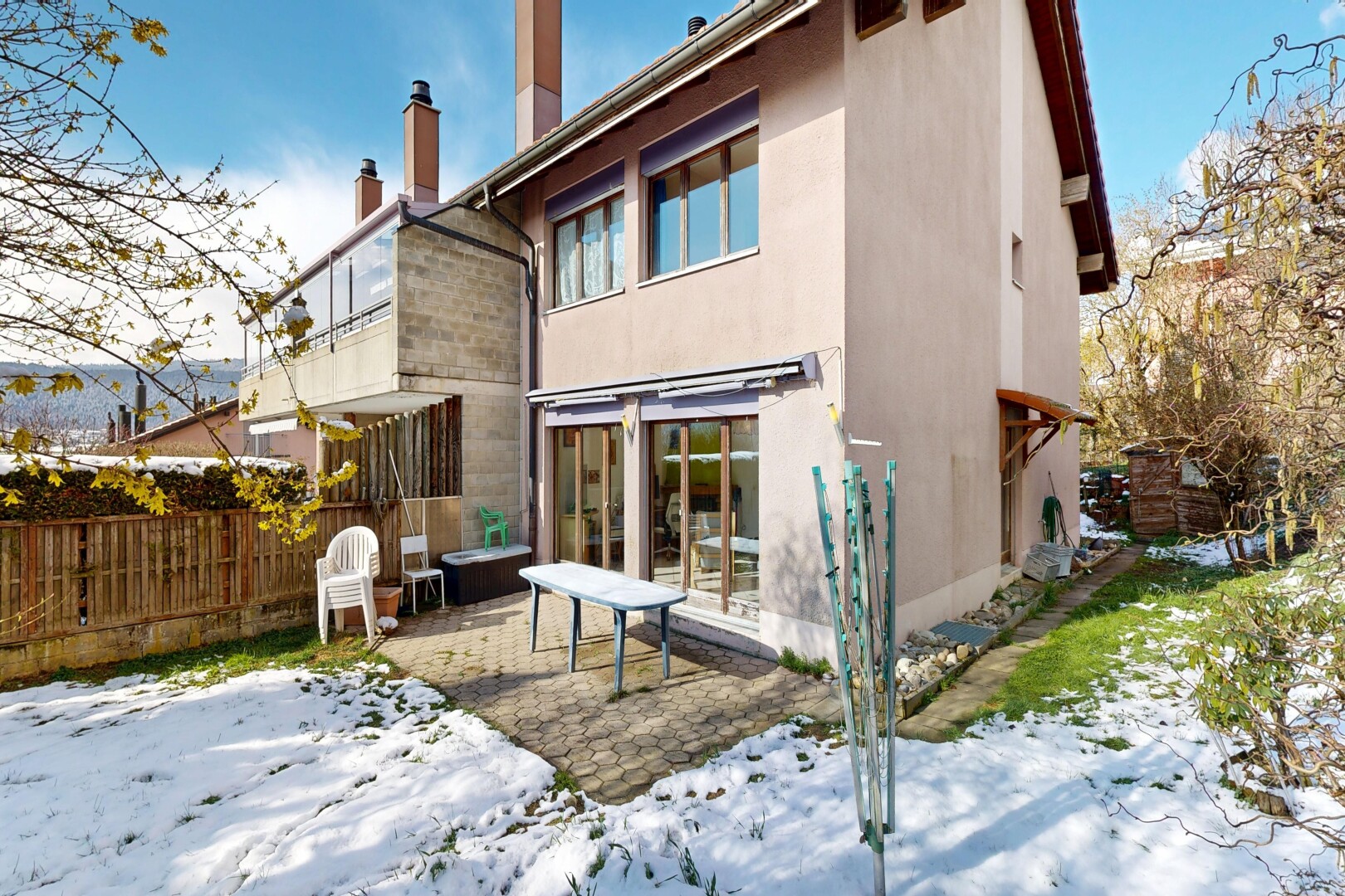 façade avec snow, day time, terrasse, property visible, et cheminée