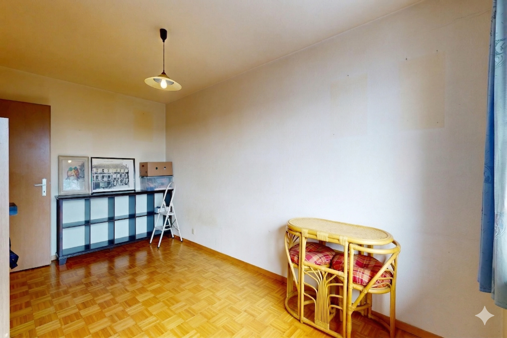 salle à manger avec parquet floor, sol en finition bois, wood finish floor, cloison sèche, et drywall
