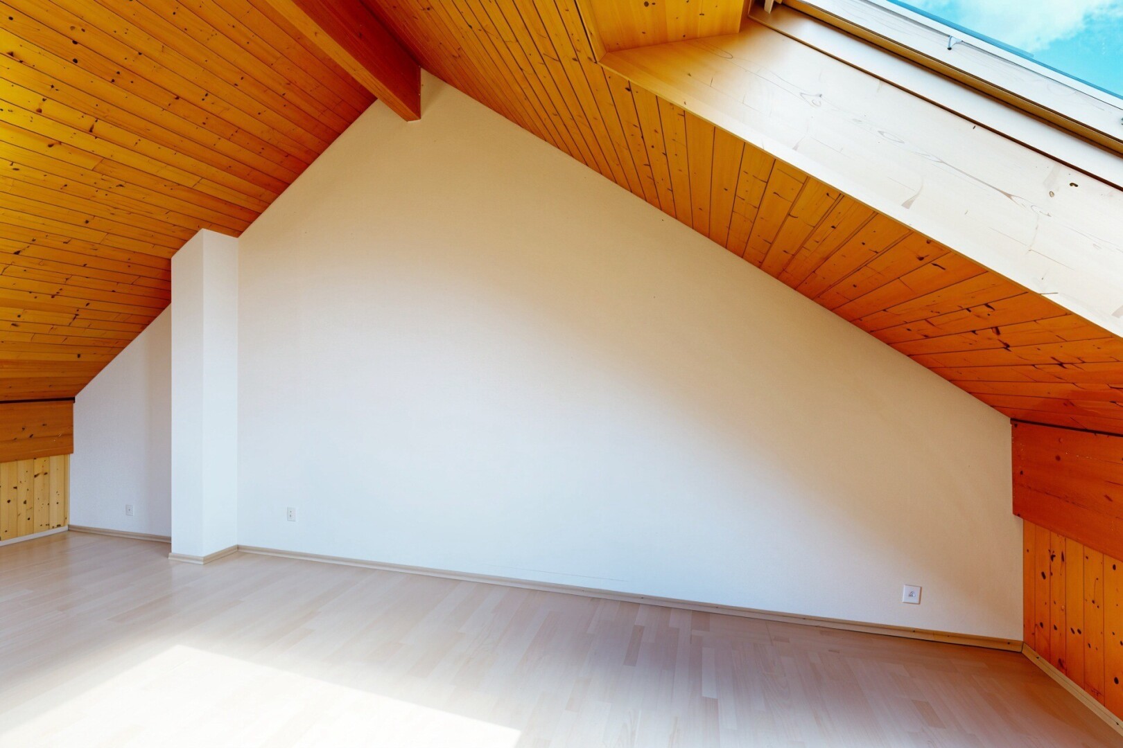 pièce vide avec wood ceiling, plafond en bois, pièce supplémentaire, beamed ceiling, et plafond à poutres