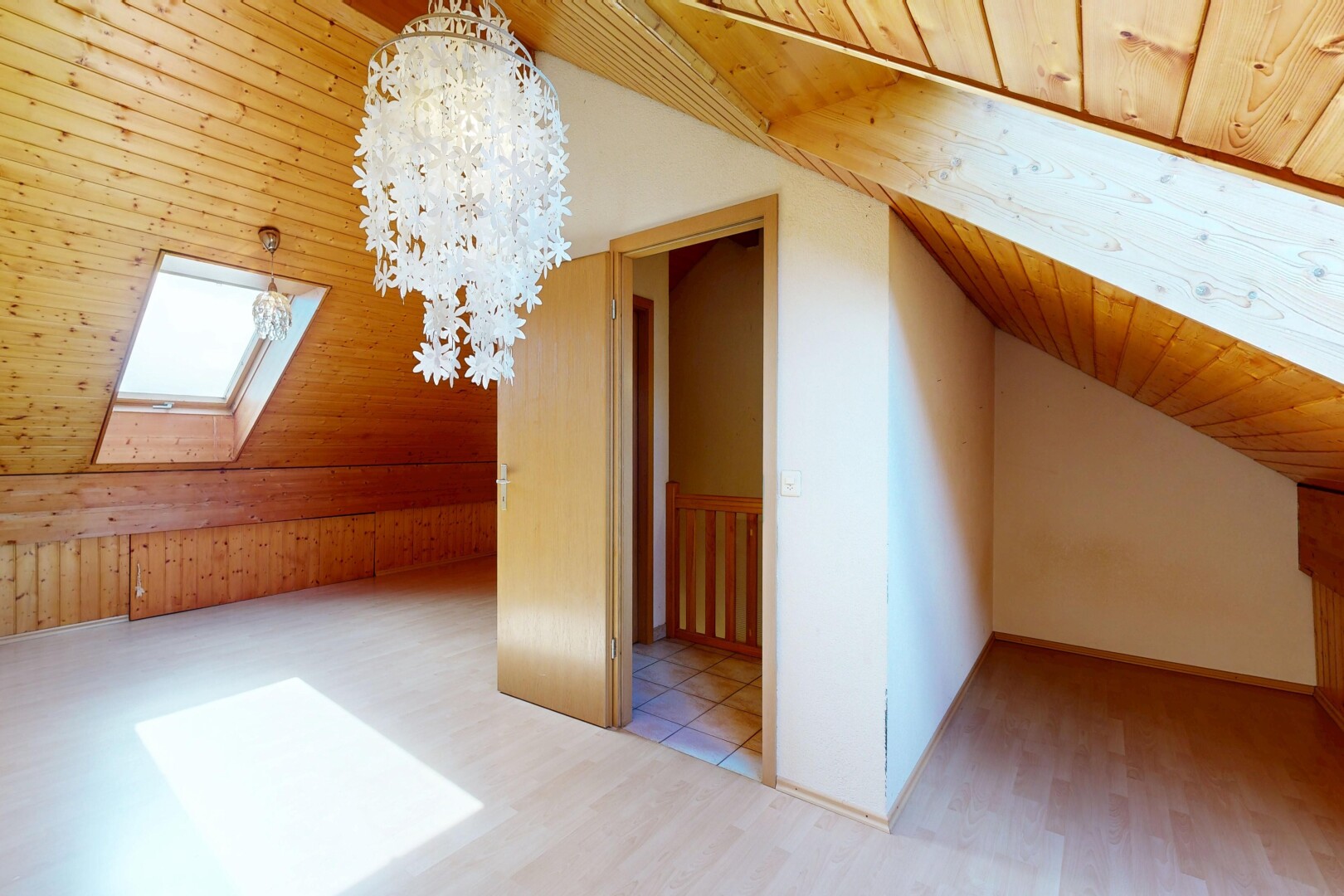 couloir avec plafond en bois, wood ceiling, inside property, light floor, et mur en bois