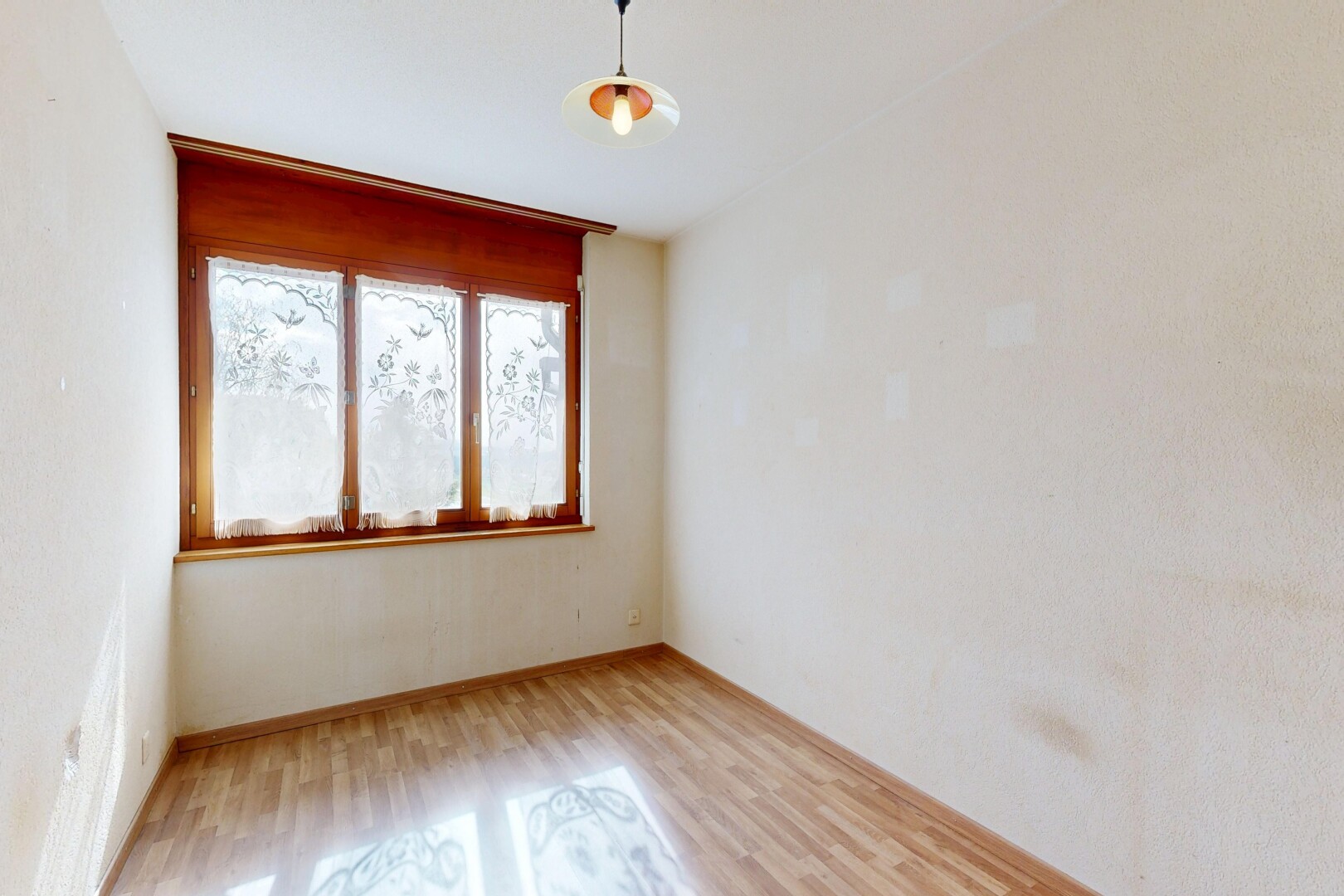 pièce vide avec wood finish floor, sol en finition bois, inside property, natural light, et lumière naturelle