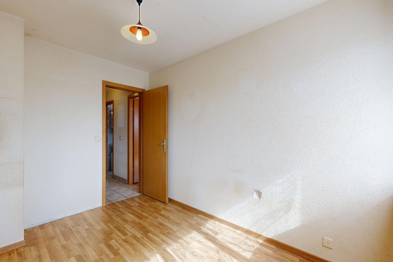 pièce vide avec wood finish floor, sol en finition bois, inside property, light floor, et drywall
