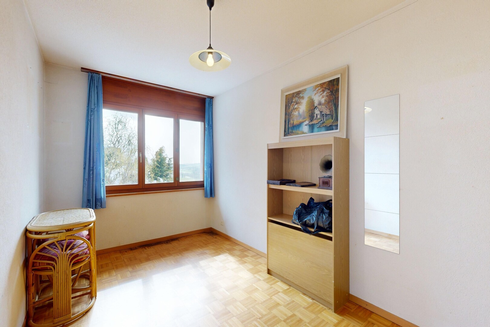 pièce vide avec natural light, lumière naturelle, drywall, cloison sèche, et inside property
