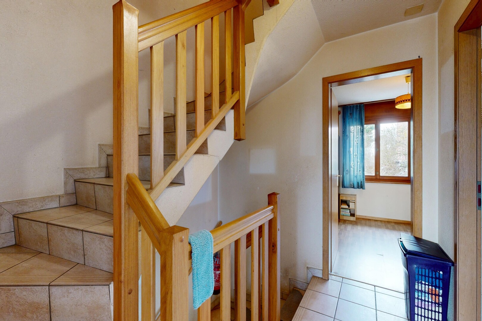 escaliers avec drywall, cloison sèche, inside property, natural light, et lumière naturelle