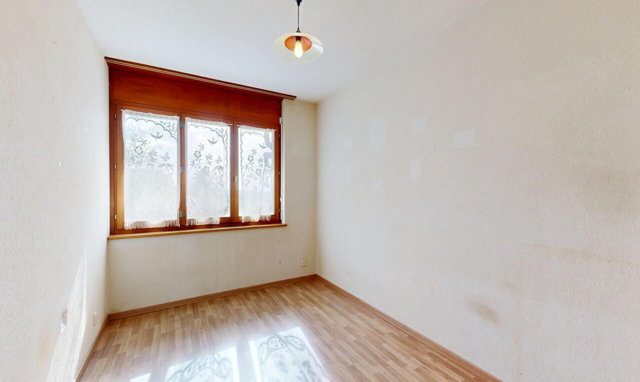 pièce vide avec wood finish floor, sol en finition bois, inside property, natural light, et lumière naturelle