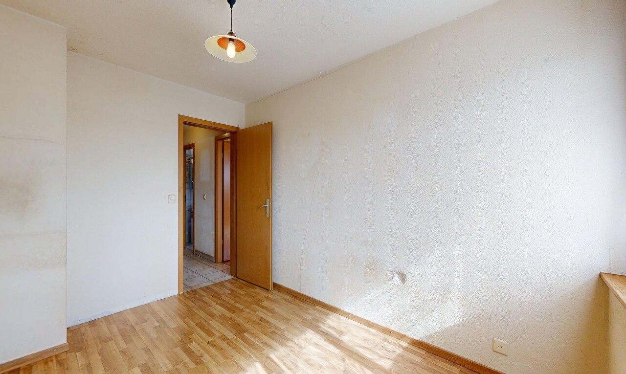 pièce vide avec wood finish floor, sol en finition bois, inside property, light floor, et drywall
