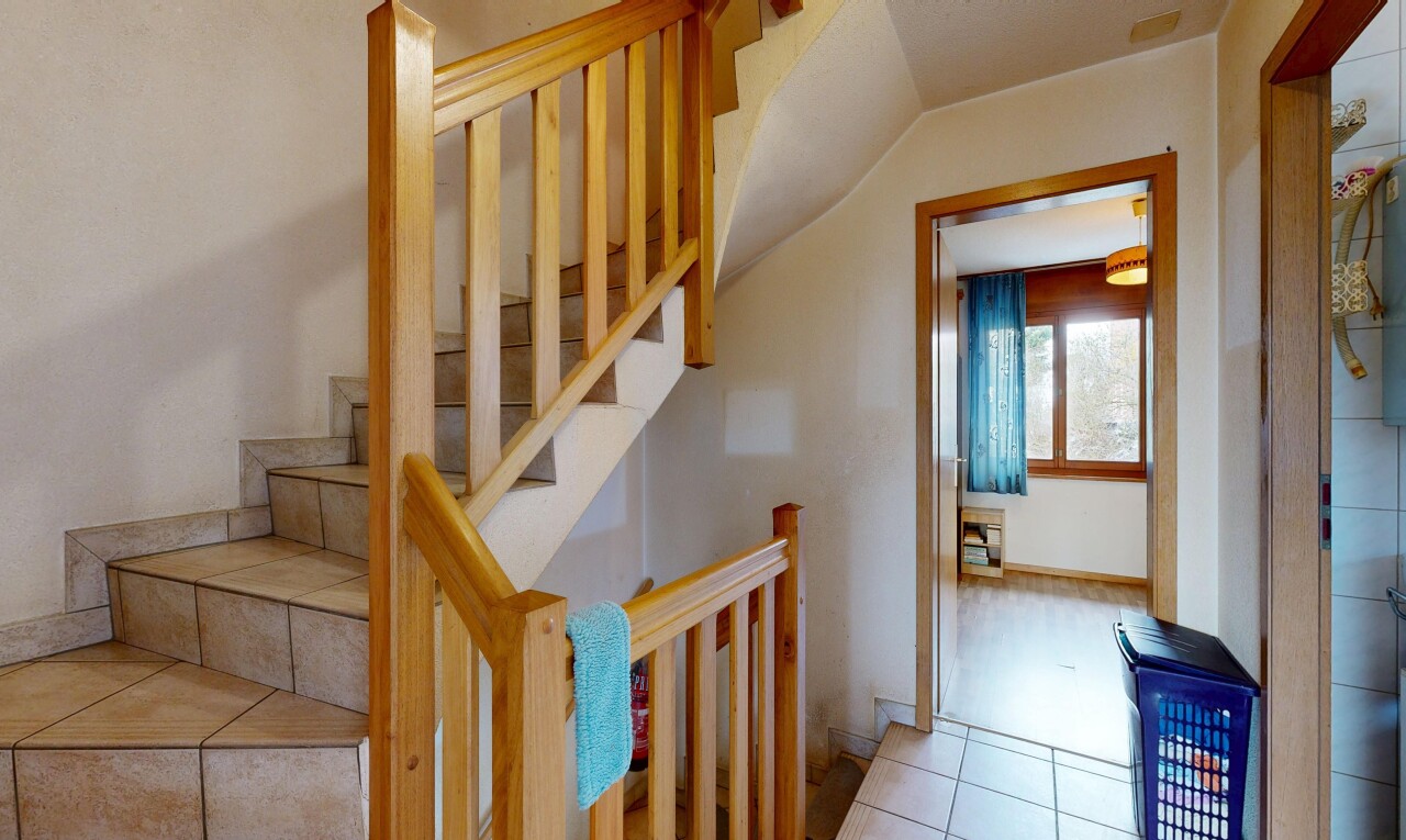 escaliers avec drywall, cloison sèche, inside property, natural light, et lumière naturelle