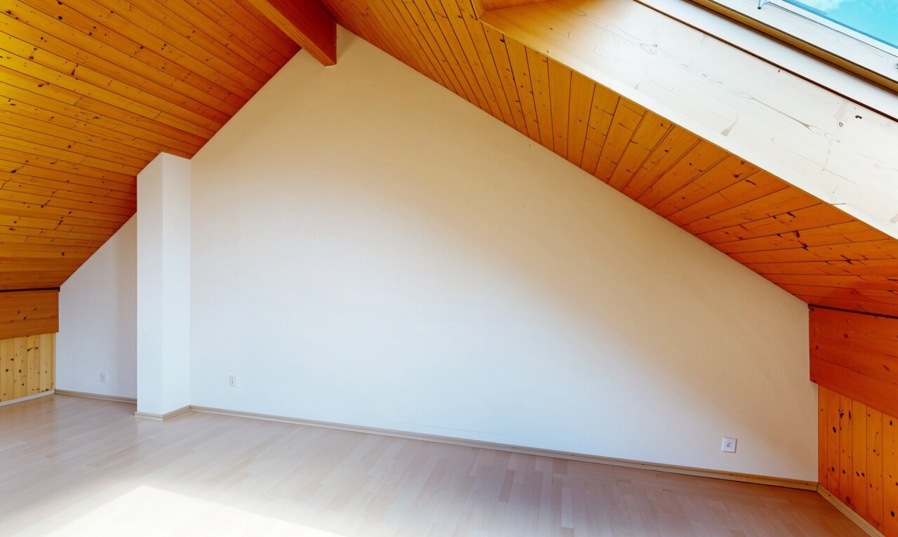 pièce vide avec wood ceiling, plafond en bois, pièce supplémentaire, beamed ceiling, et plafond à poutres