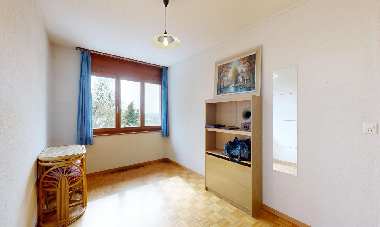 pièce vide avec natural light, lumière naturelle, drywall, cloison sèche, et inside property