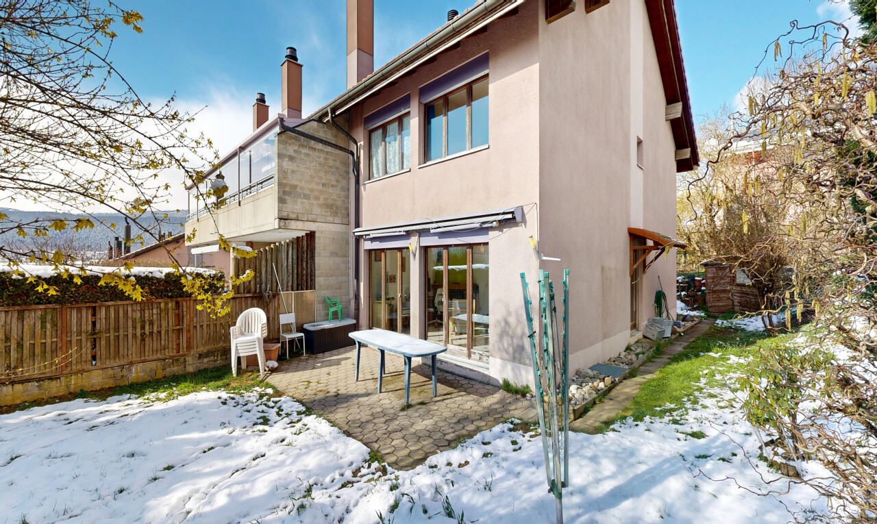 façade avec snow, day time, terrasse, property visible, et cheminée