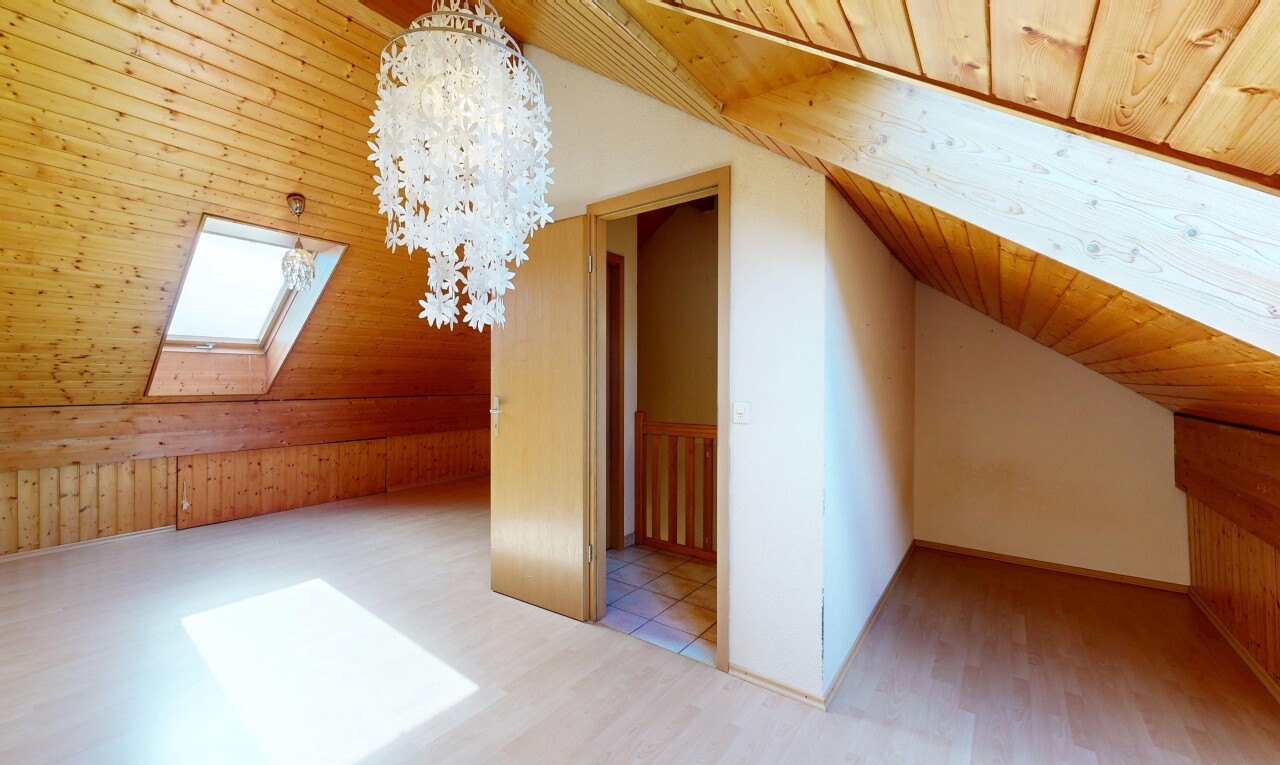 couloir avec plafond en bois, wood ceiling, inside property, light floor, et mur en bois