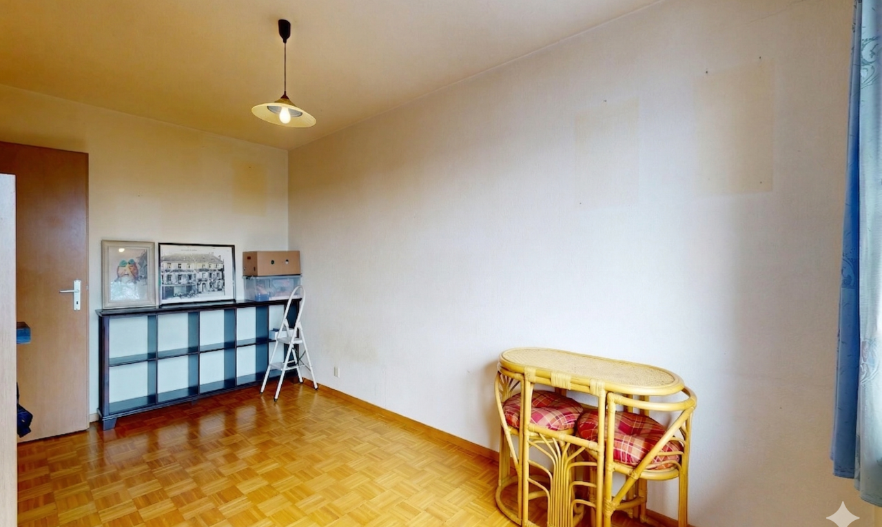 salle à manger avec parquet floor, sol en finition bois, wood finish floor, cloison sèche, et drywall