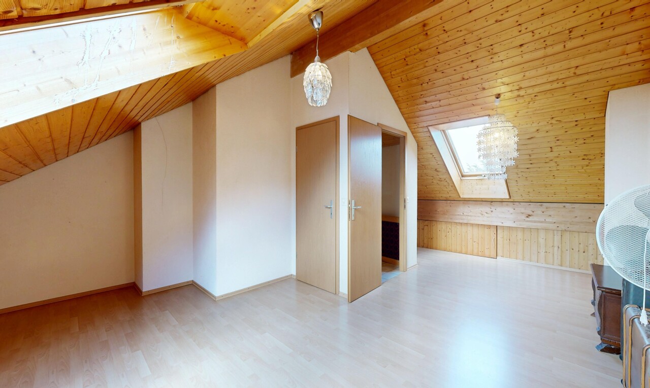 pièce vide avec pièce supplémentaire, plafond en bois, wood ceiling, puits de lumière, et inside property
