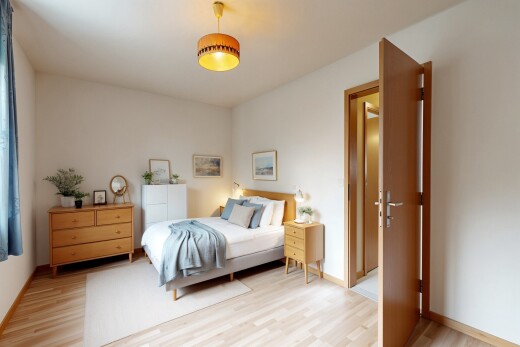 zimmer / schlafzimmer mit inside property, drywall, gipskartonwand, wood finish floor, und holzfußboden