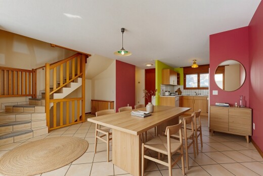 esszimmer mit gipskartonwand, drywall, inside property, treppen, und light floor