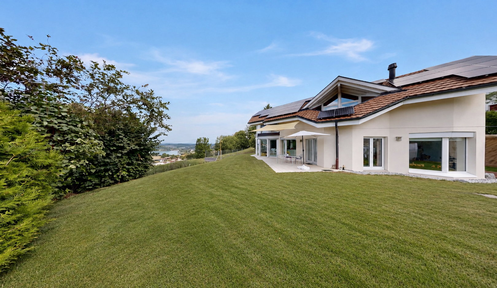 außenansicht mit rasen, from property, solaranlage, day time, und property visible