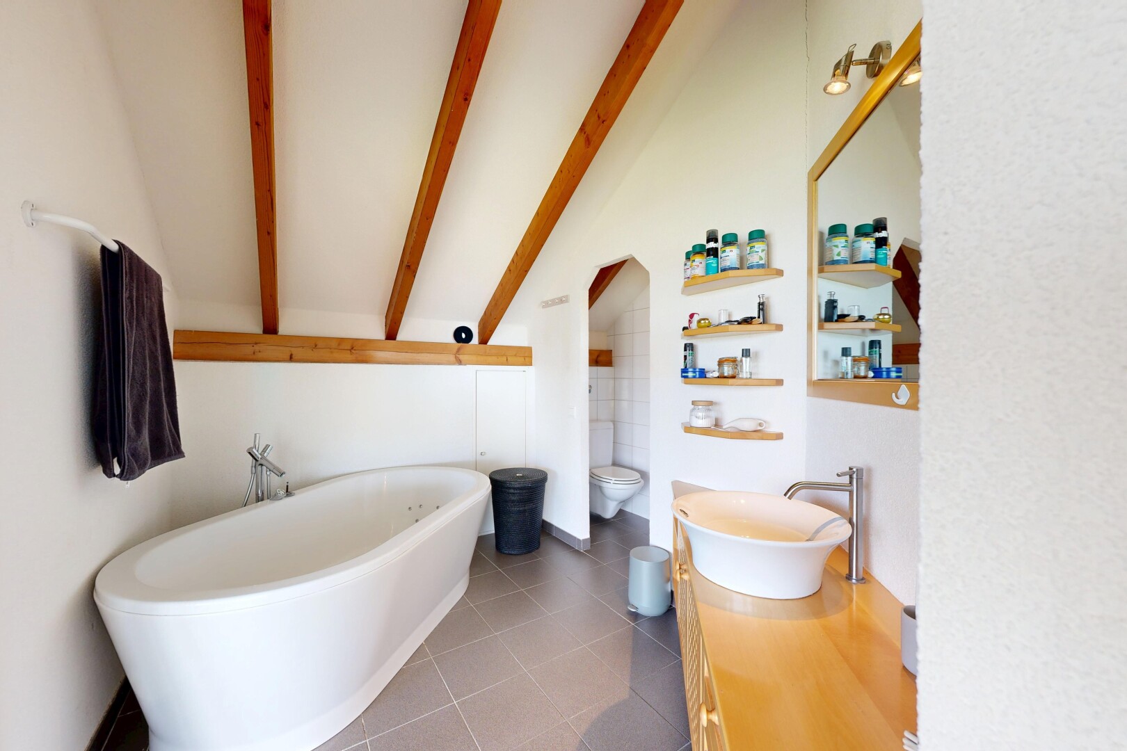 bad mit beamed ceiling, balkendecke, vaulted ceiling, dachschräge, und komplettes badezimmer