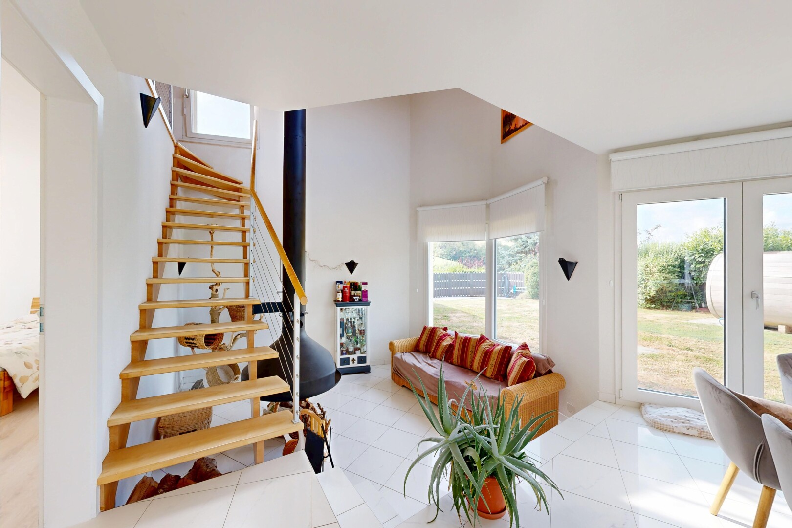 treppe mit treppen, wood finish stairs, drywall, gipskartonwand, und tile floor
