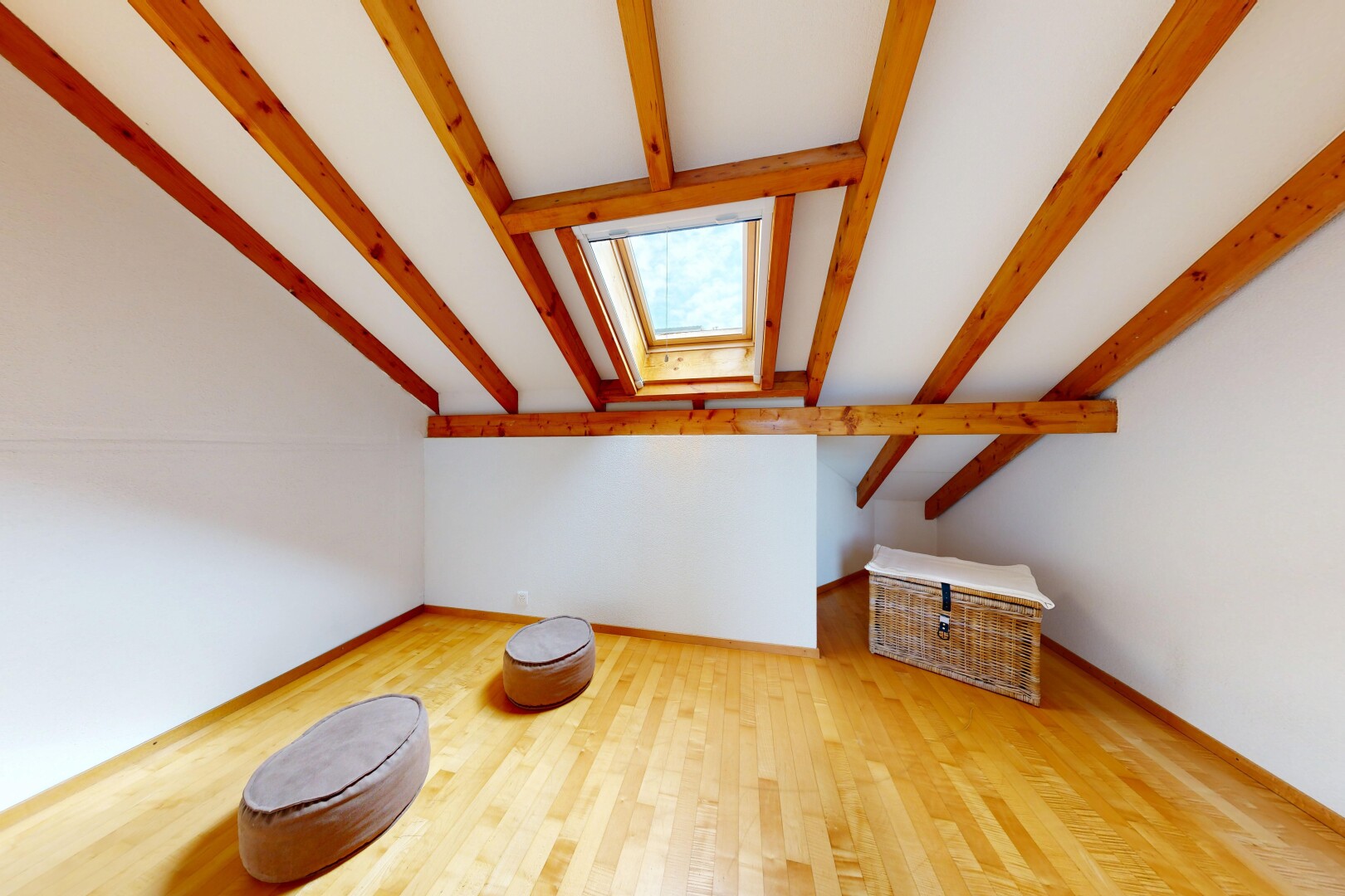 leerer raum mit dachfenster, balkendecke, beamed ceiling, dachschräge, und vaulted ceiling