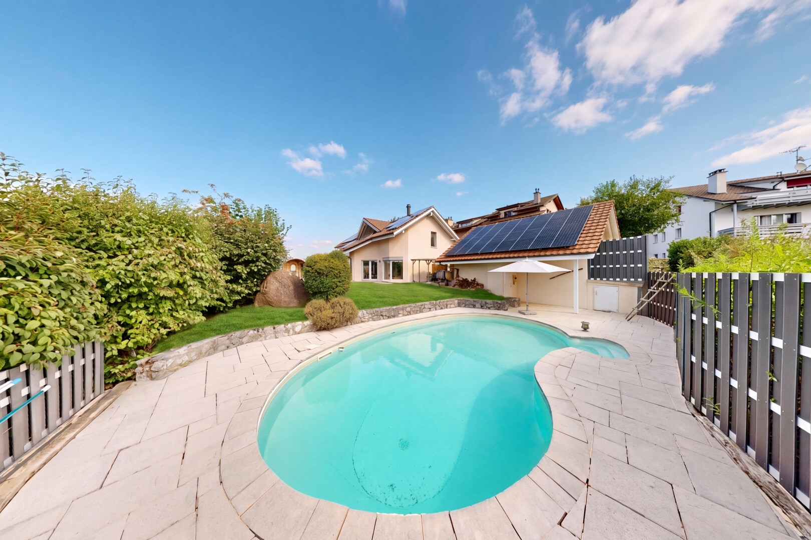 schwimmbad mit terrasse, zaun, schwimmbad, from property, und solaranlage