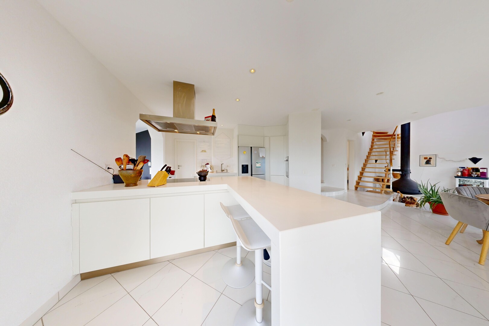küche mit dunstabzugshaube, treppen, arbeitsplatten, light countertops, und gipskartonwand
