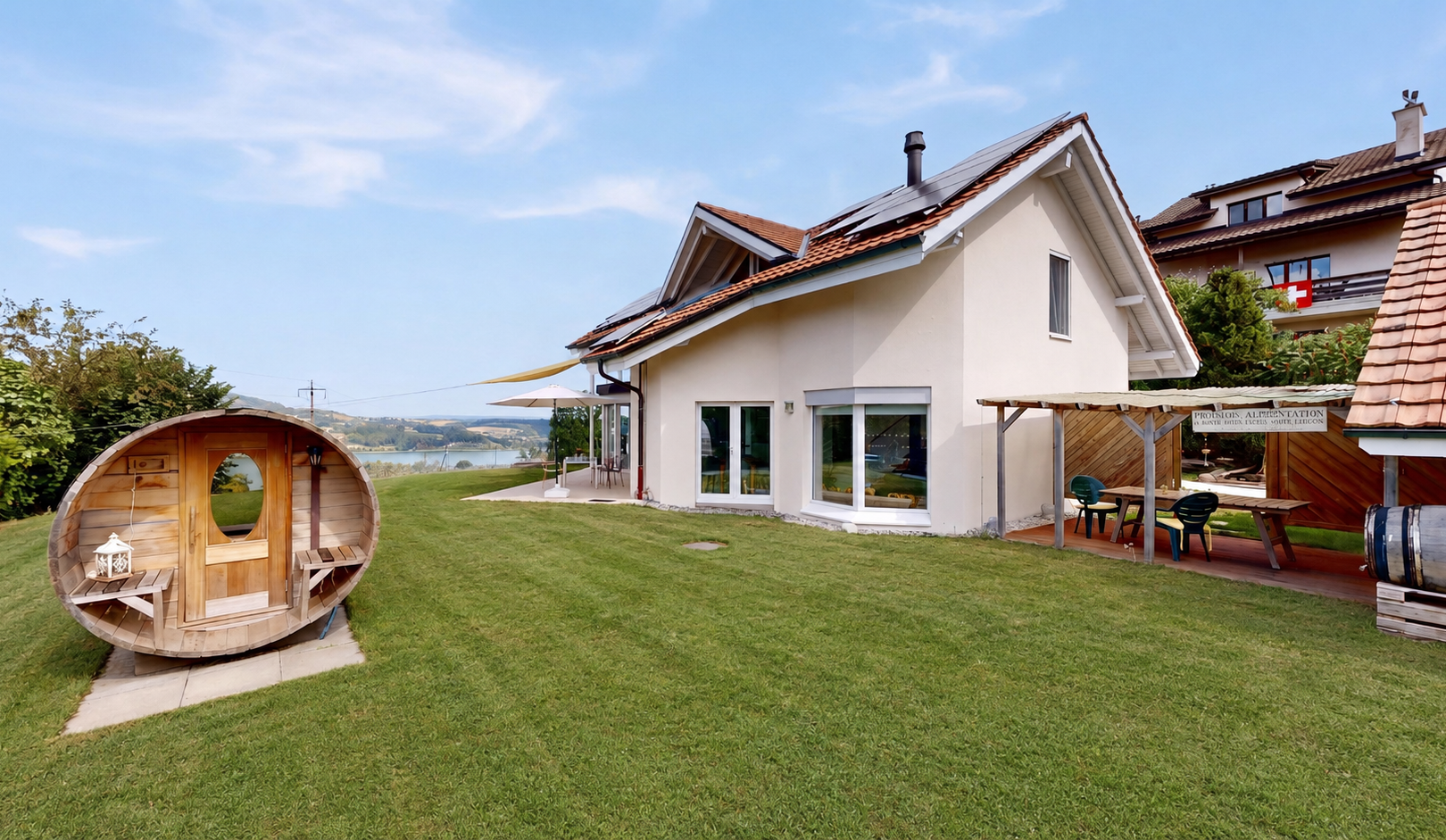 außenansicht mit solaranlage, rasen, from property, day time, und seesicht