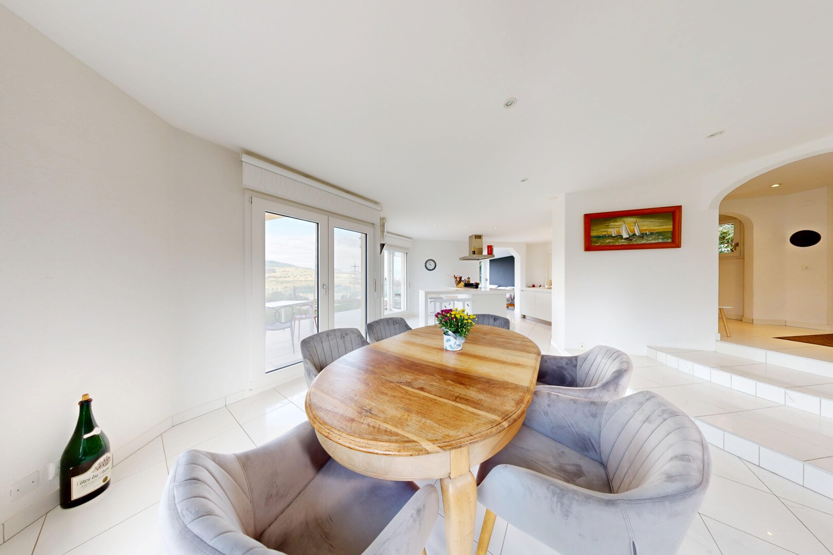 esszimmer mit gewölbte gehwege, gipskartonwand, drywall, fliesenboden, und tile floor