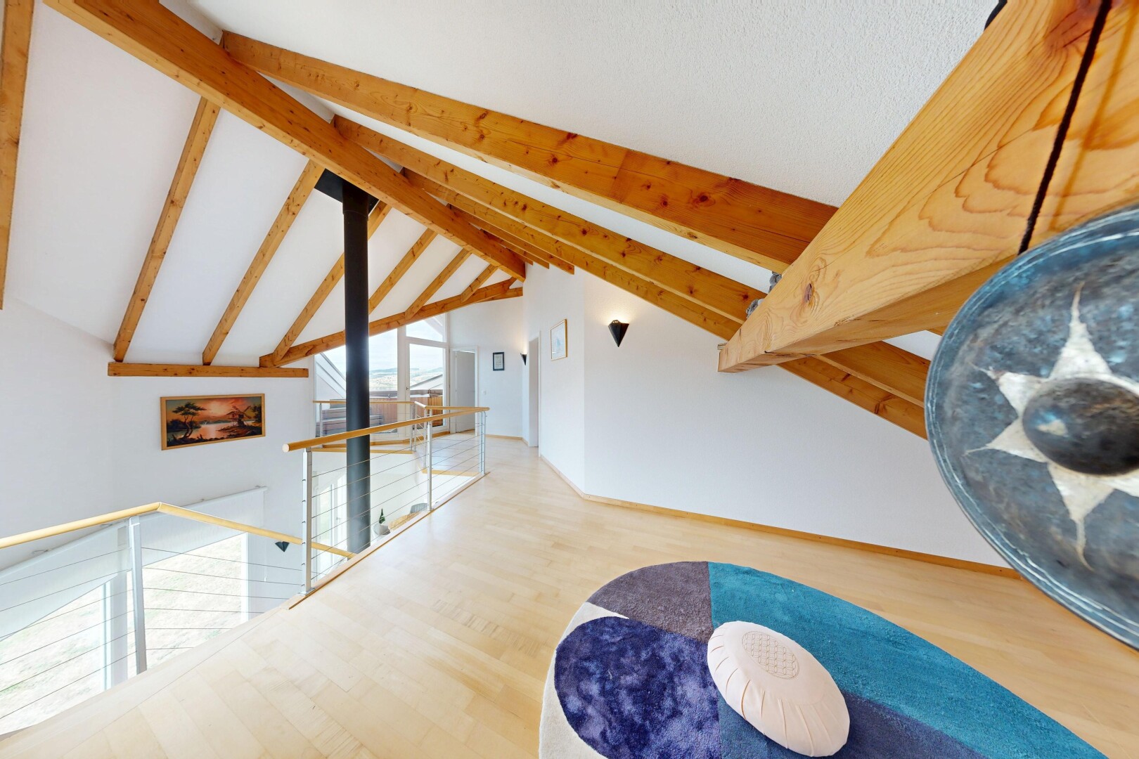 leerer raum mit balkendecke, beamed ceiling, dachschräge, vaulted ceiling, und high end ceiling