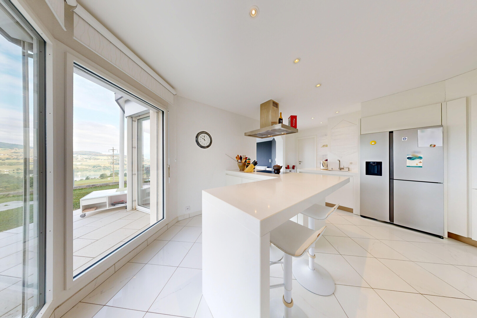 küche mit dunstabzugshaube, kühlschrank, einbauleuchten, light floor, und light countertops