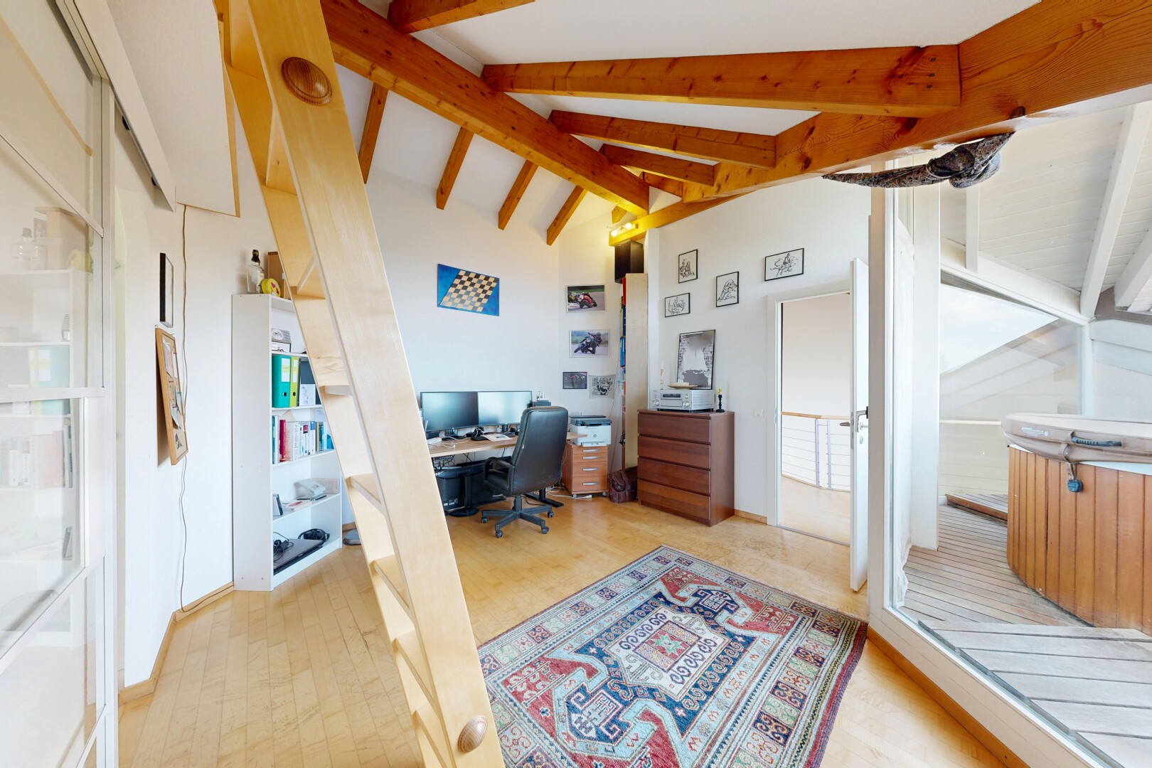 büro mit vaulted ceiling, dachschräge, beamed ceiling, balkendecke, und high end ceiling