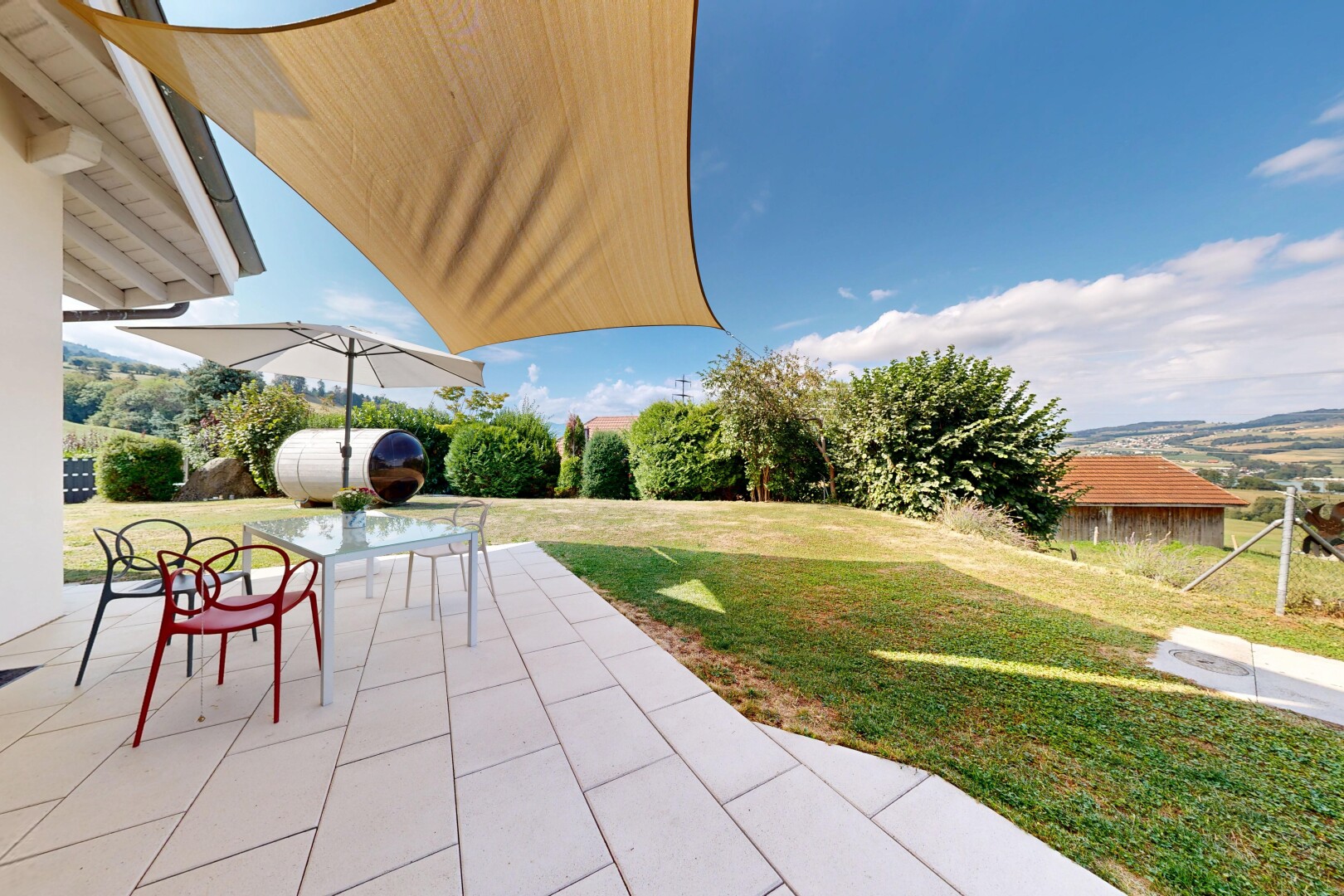 terrasse mit terrasse, rasen, day time, und from property