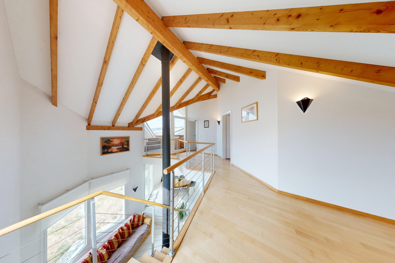 treppe mit beamed ceiling, balkendecke, high ceiling, hohe decke, und high end ceiling