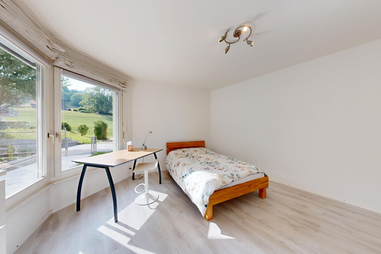 zimmer / schlafzimmer mit wood finish floor, holzfußboden, drywall, gipskartonwand, und inside property