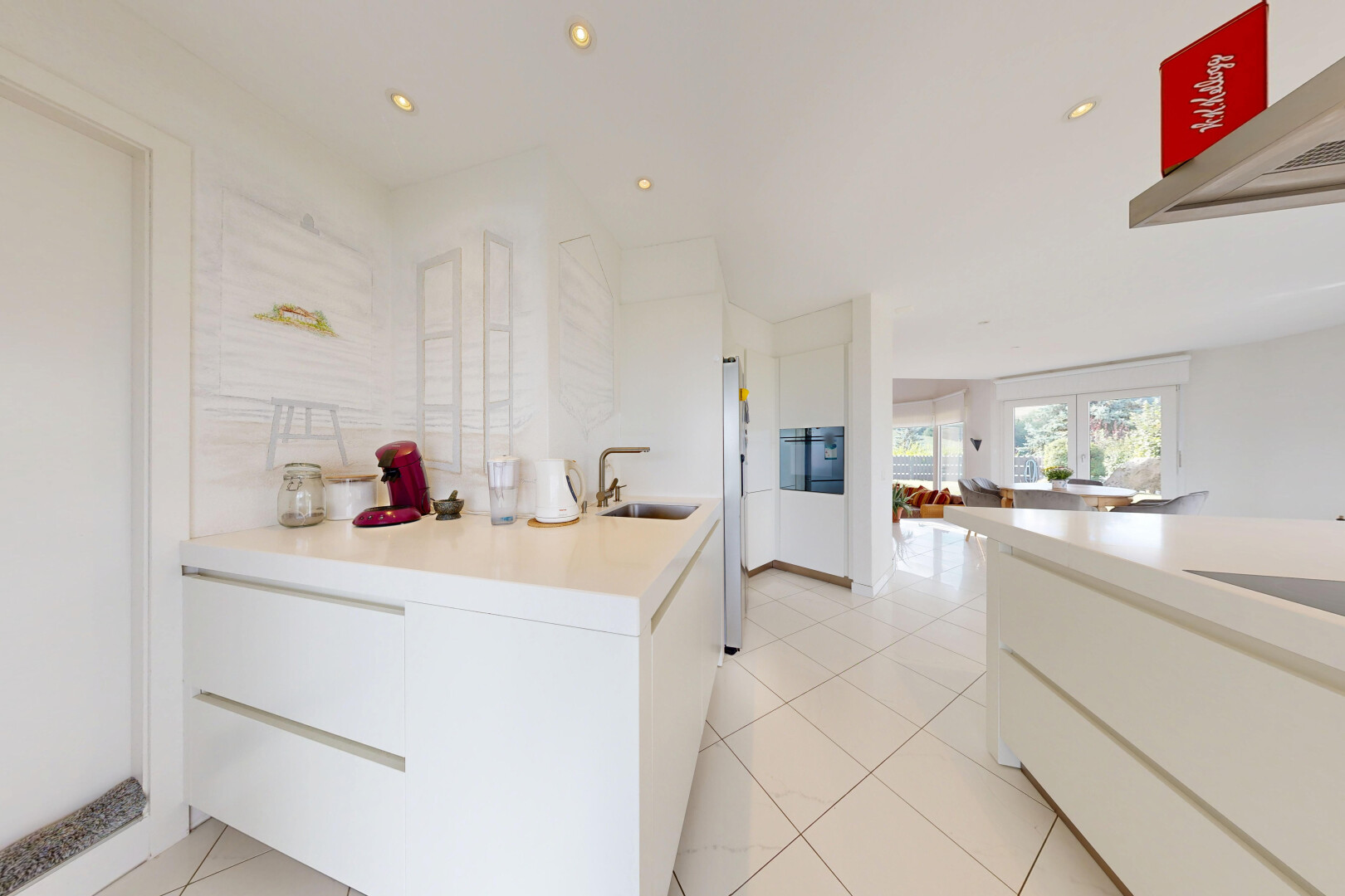 küche mit dunstabzugshaube, arbeitsplatten, light countertops, light floor, und einbauleuchten
