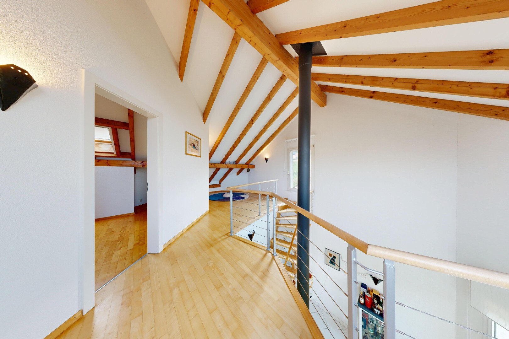 halle / korridor mit balkendecke, beamed ceiling, high end ceiling, holzfußboden, und wood finish floor