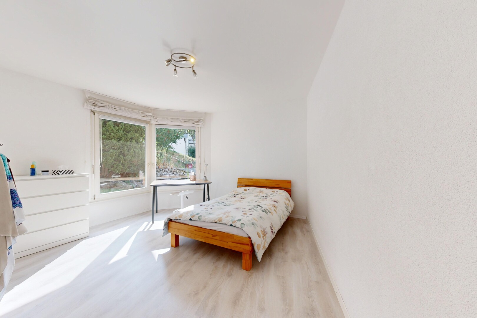 zimmer / schlafzimmer mit holzfußboden, wood finish floor, inside property, gipskartonwand, und drywall