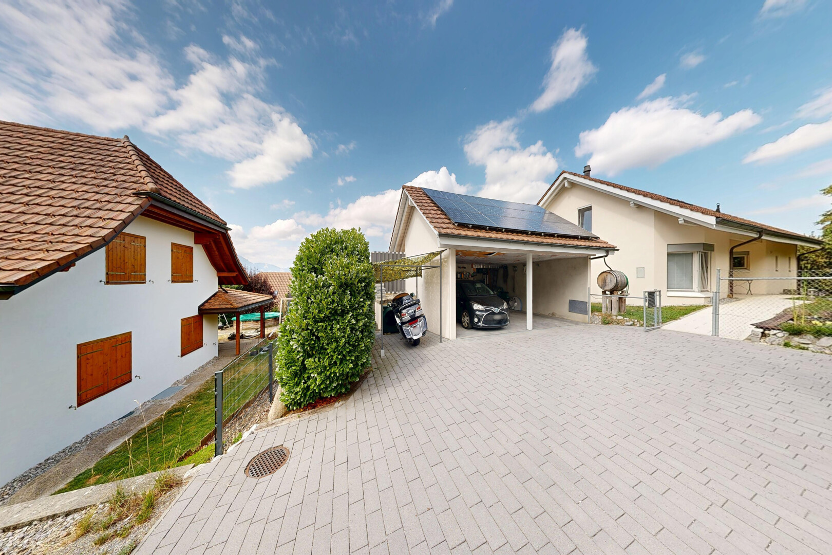 außenansicht mit tor, zaun, ziegeldach, solaranlage, und carport angeschlossen