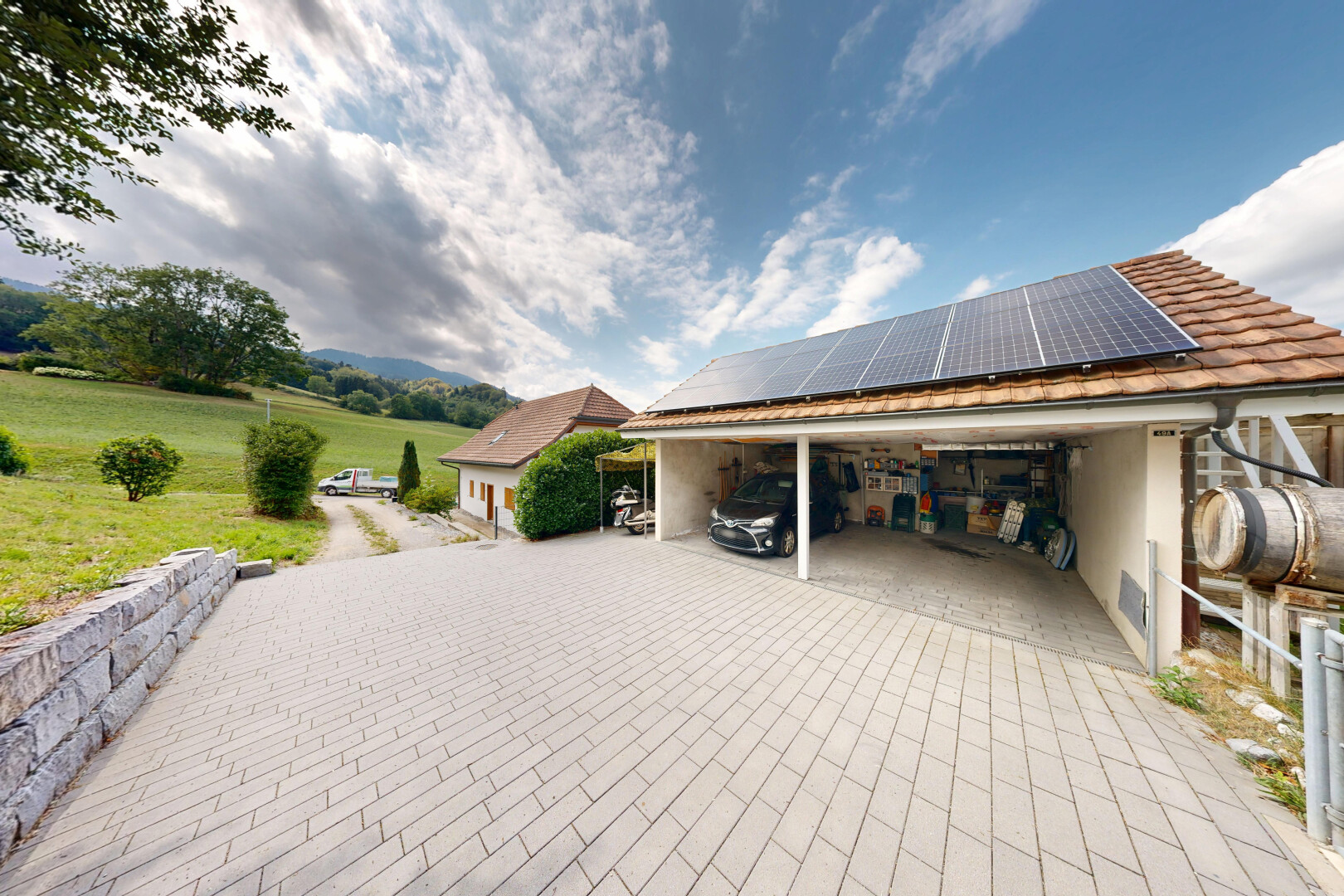 außenansicht mit solaranlage, from property, ziegeldach, day time, und carport angeschlossen