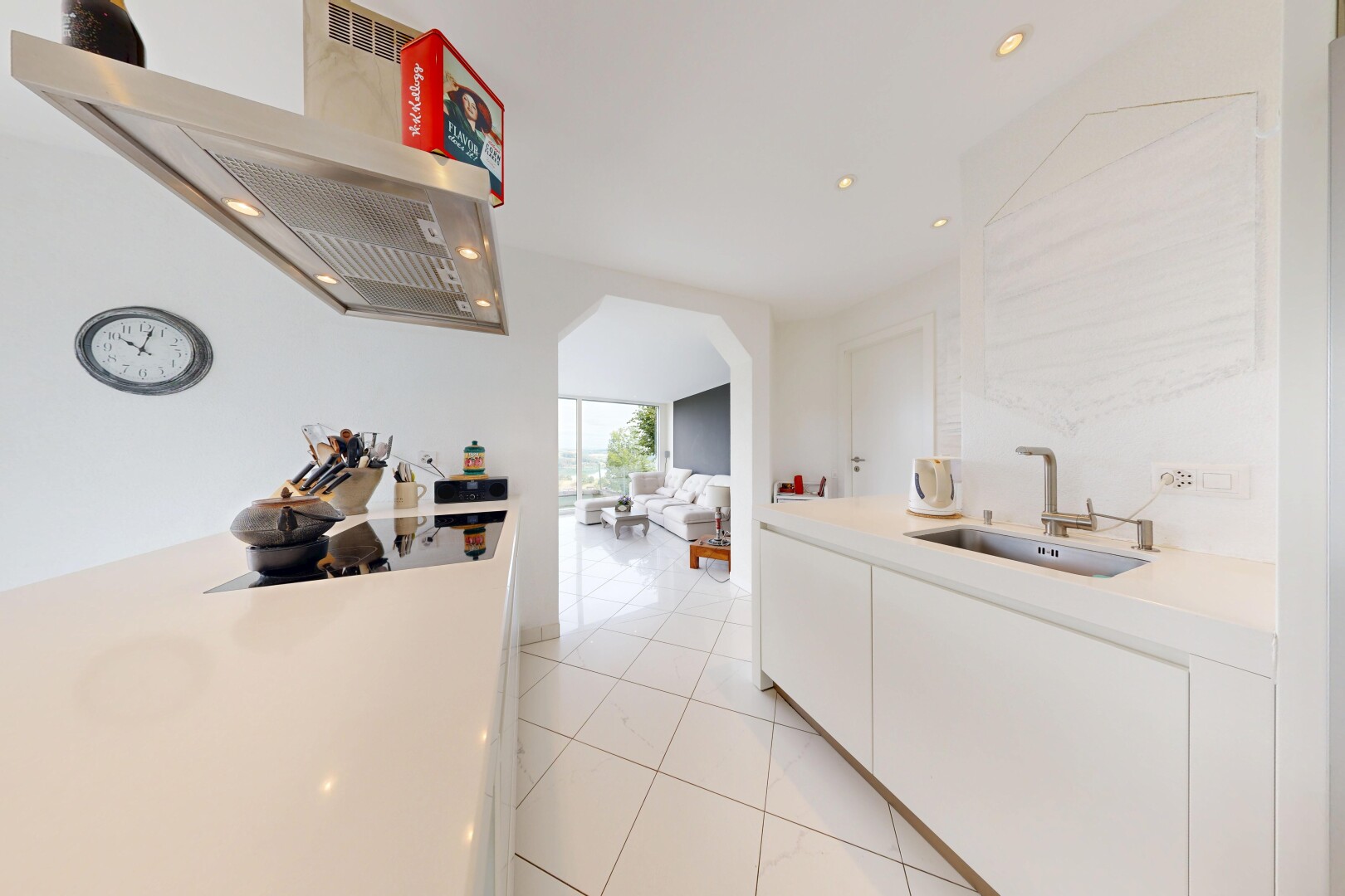 küche mit dunstabzugshaube, light floor, light countertops, einbauleuchten, und waschbecken