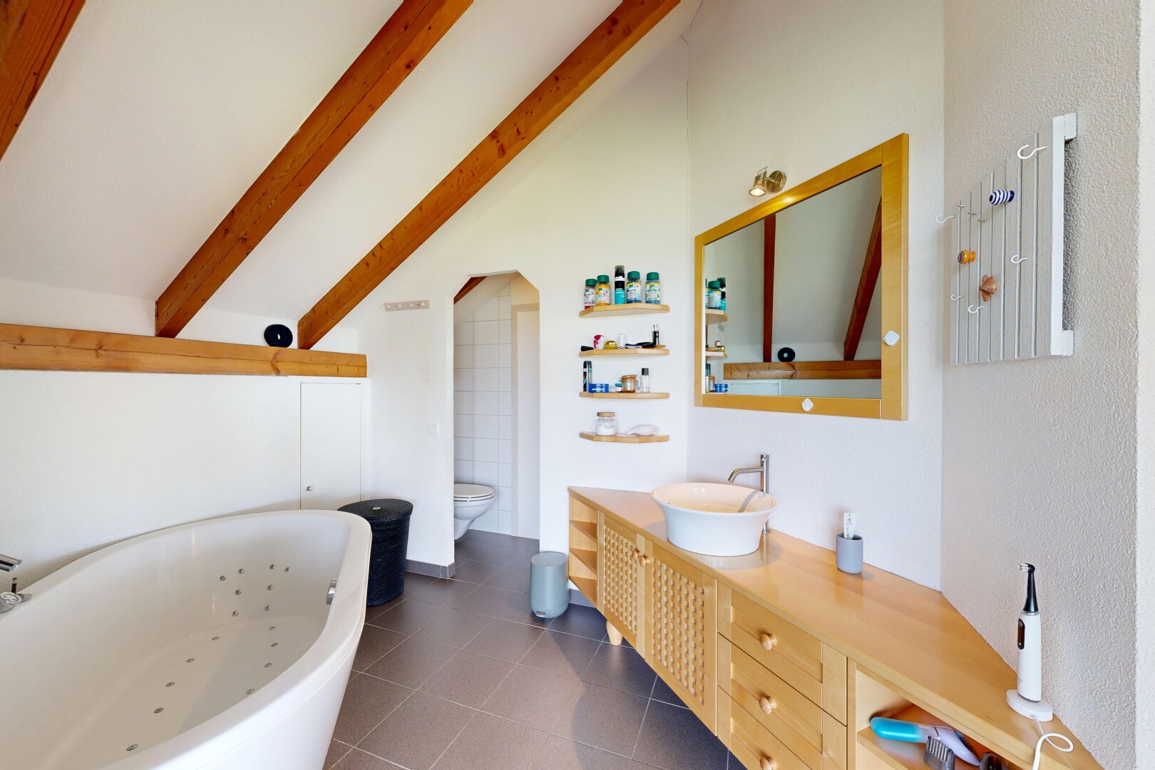 bad mit toilette, dachschräge, vaulted ceiling, bad, und spiegel