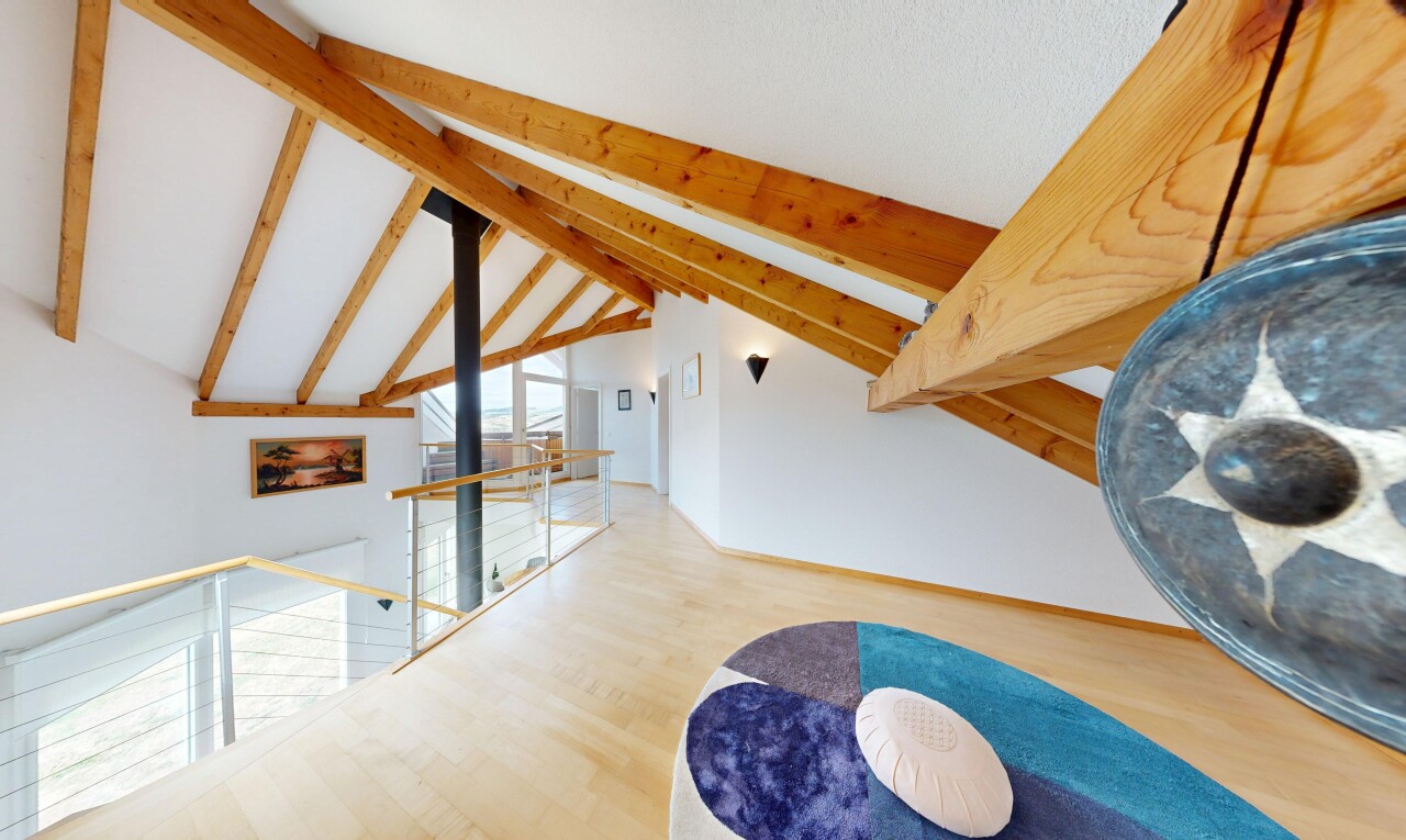 leerer raum mit balkendecke, beamed ceiling, dachschräge, vaulted ceiling, und high end ceiling