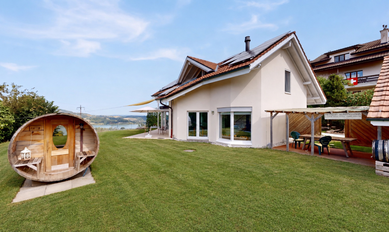 außenansicht mit solaranlage, rasen, from property, day time, und seesicht