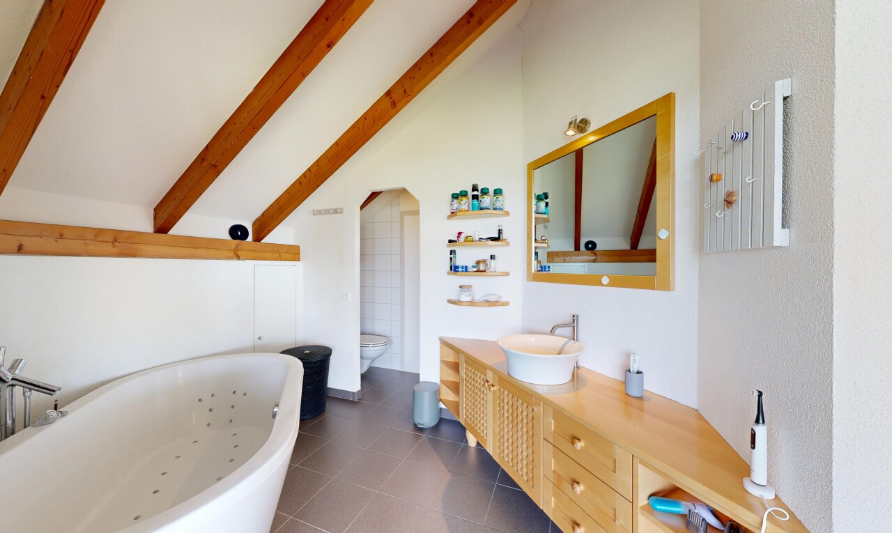 bad mit toilette, dachschräge, vaulted ceiling, bad, und spiegel