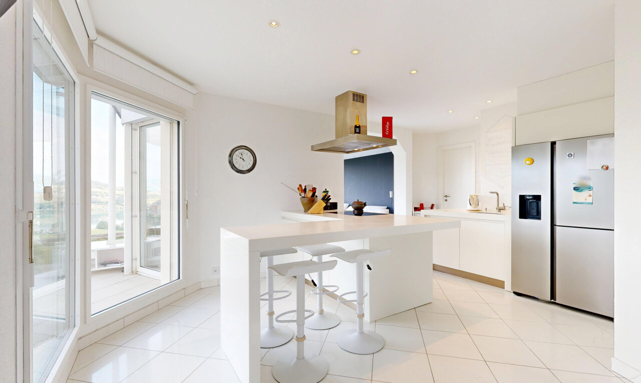 küche mit dunstabzugshaube, light floor, white cabinets, weiße schränke, und light countertops