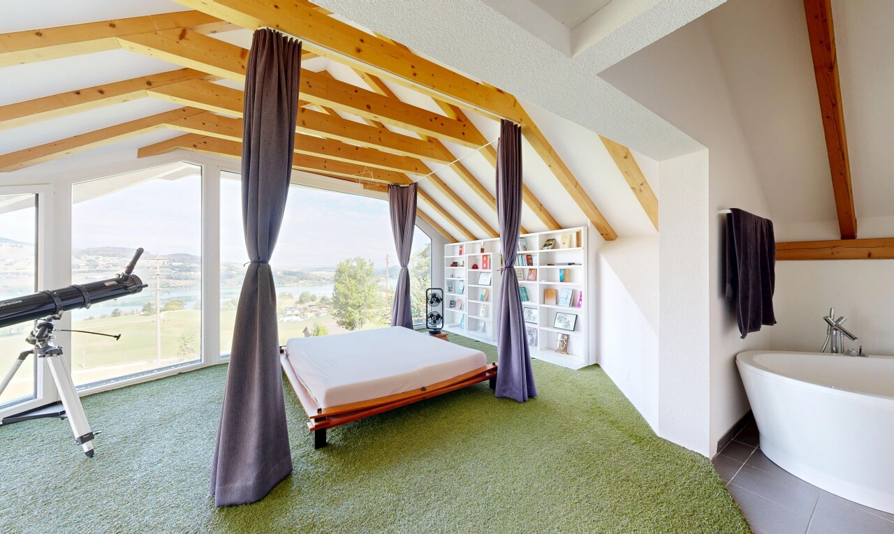 zimmer / schlafzimmer mit dachschräge, vaulted ceiling, balkendecke, beamed ceiling, und inside property