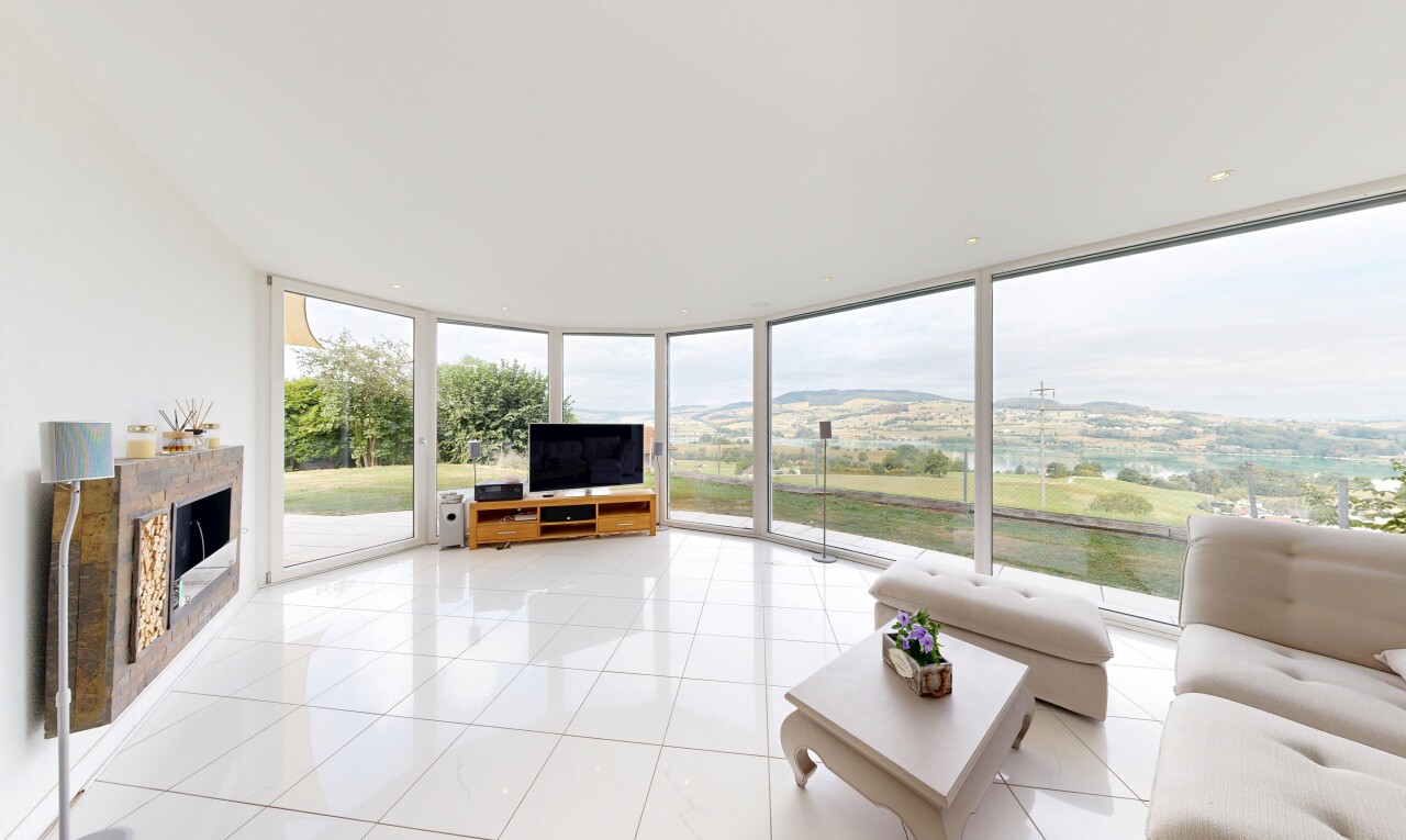 wohnzimmer mit floor ceiling windows, fernseher, wintergarten, kamin, und light floor
