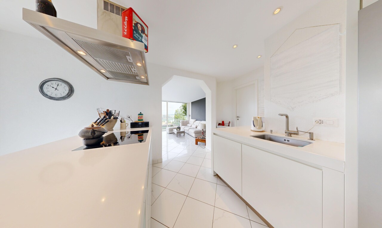küche mit dunstabzugshaube, light floor, light countertops, einbauleuchten, und waschbecken