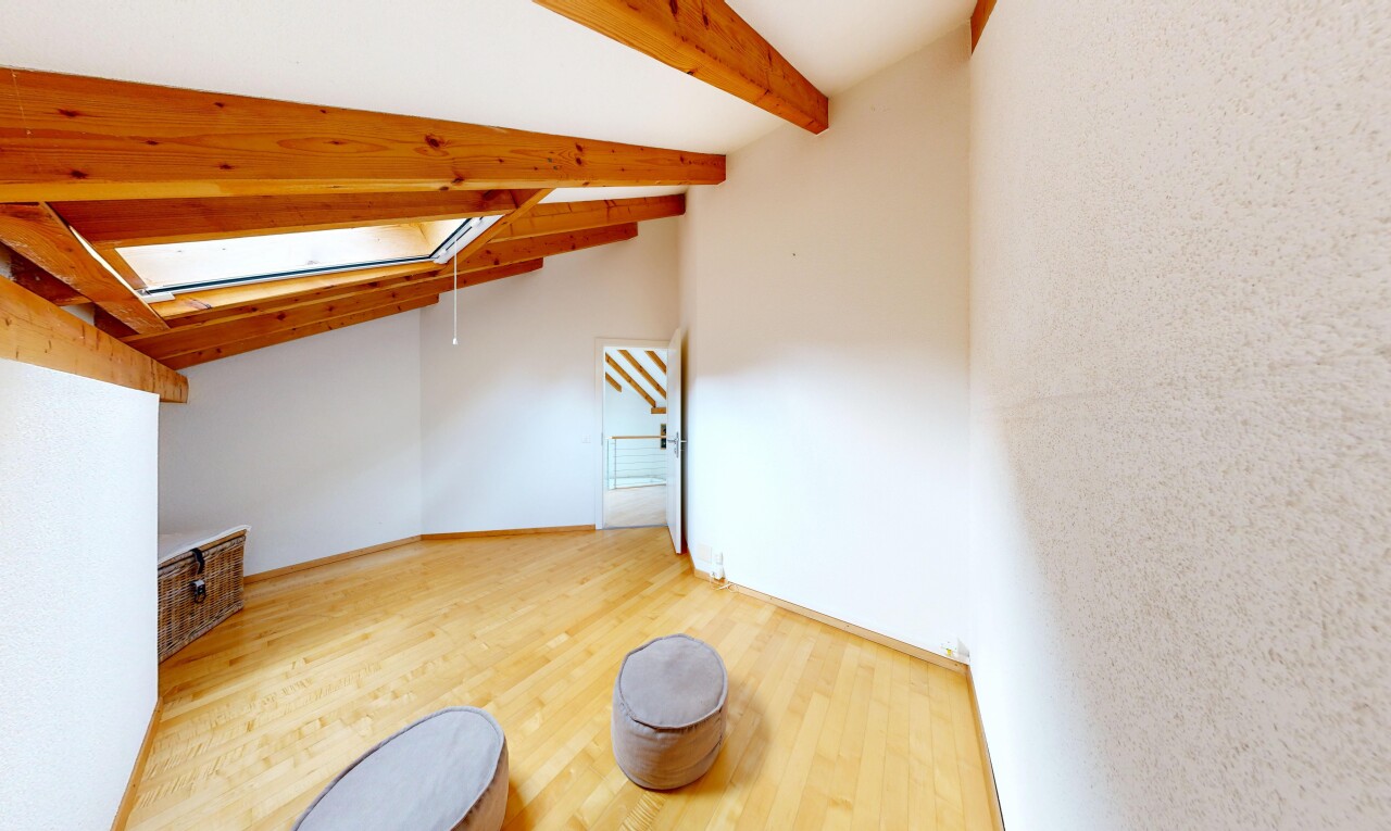leerer raum mit balkendecke, beamed ceiling, holzfußboden, wood finish floor, und high end ceiling